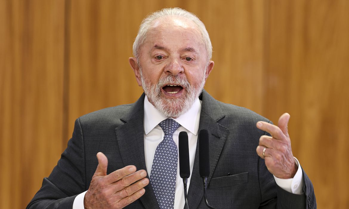 De Paula - Com crise de labirintite, Lula faz exames em hospital em Brasília